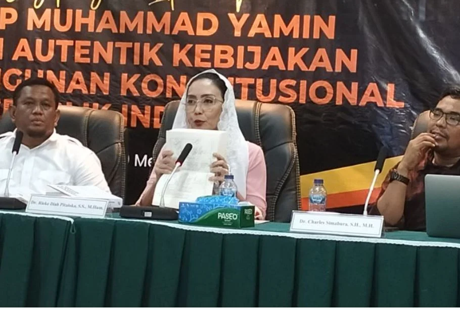 Duta Arsip Indonesia sekaligus anggota Komisi VI DPR Rieke Diah Pitaloka Intan Purnamasari (tengah) saat memaparkan peran Muhammad Yamin dalam pembangunan Indonesia di Universitas Andalas.