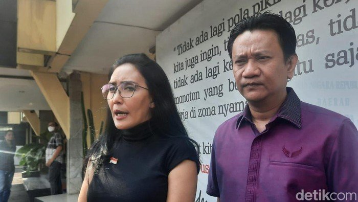 Rieke Diah Pitaloka dan Hendrik Tangke Allo menyambangi Polres Metro Depok.