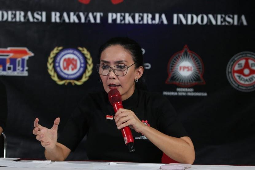 Ketua Umum KRPI Rieke Diah Pitaloka saat konferensi pers terkait RUU Kesehatan
