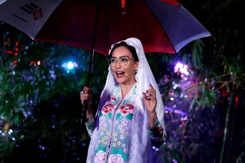 Anggota DPR RI Rieke Diah Pitaloka menyampaikan orasi kebudayaan bertajuk "Indarung: Bung Karno, Peci dan Semen" di Indarung Art.