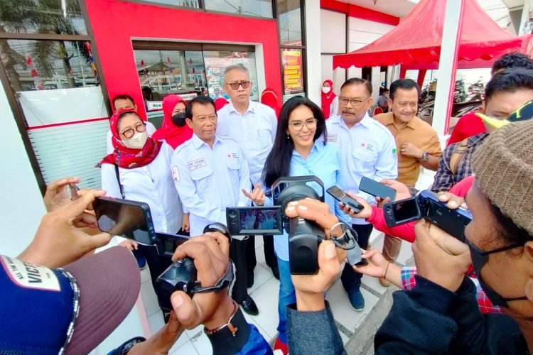 Anggota Komisi VI DPR RI Rieke Diah Pitaloka saat melakukan kunjungan kerja (kunker) ke Palang Merah Indonesia (PMI) Kabupaten Bekasi.