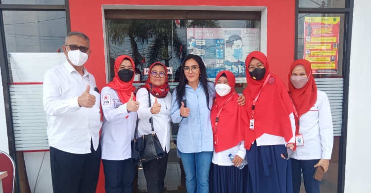 Anggota DPR Fraksi PDI Perjuangan Daerah Pemilihan (Dapil) Jabar VII Rieke Diah Pitaloka saat kunjungan kerja ke Palang Merah Indonesia (PMI) Kabupaten Bekasi, Jalan Teuku Umar, Kecamatan Cibitung, Bekasi, Senin (1/8).