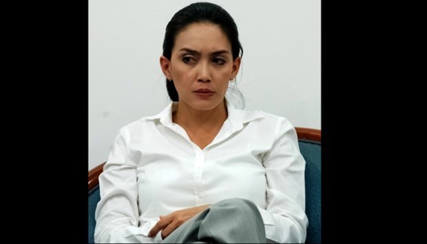 Anggota fraksi Partai Demokrasi Indonesia Perjuangan, Rieke Diah Pitaloka di Gedung MPR/DPR, Jakarta, 29 Maret 2012.