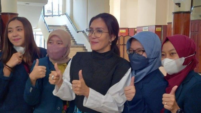 Anggota Komisi VI DPR RI Rieke Diah Pitaloka diajak foto bersama mahasiswa usai jadi narasumber acara di Gedung Widyaloka Universitas Brawijaya, Selasa (26/7/2022).